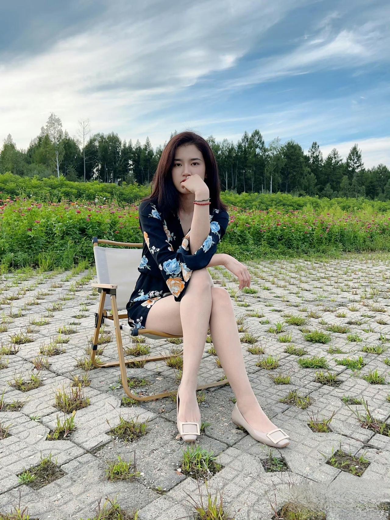 在郊野的绿意与繁花里，穿一身印花连体衣邂逅松弛时光。晚风轻拂，坐在折叠椅上和自然