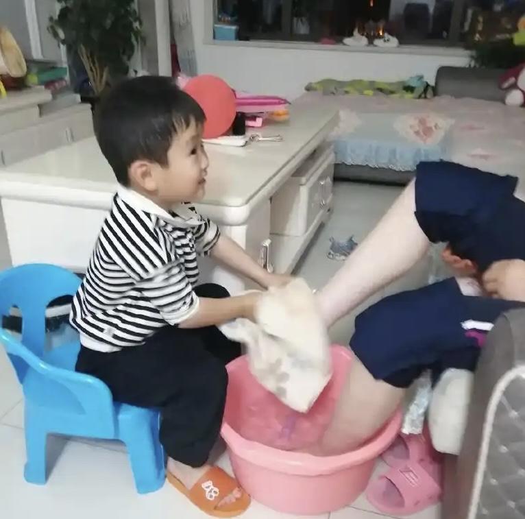 孩子的懂事既不是完全天生的，也不是完全后天教育的结果，而是两者共同作用的结果。