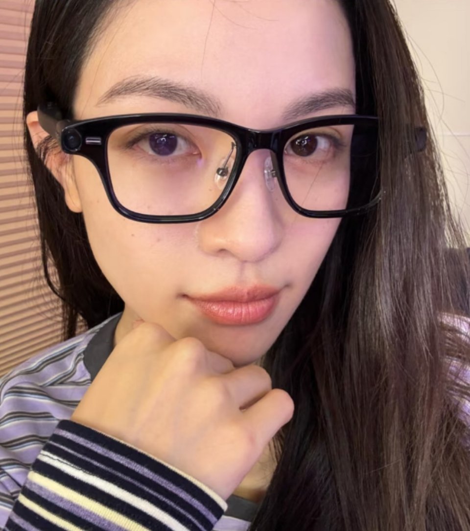 戴眼镜的钟楚曦超绝松弛感爱惨了钟楚曦戴眼镜的这种松弛感是高智感小叶，钟姐算是内娱