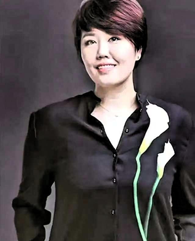 于蕾担任央视春晚总导演。
成为近十年唯一连续四年执导的女性总导演 。

翻完她的