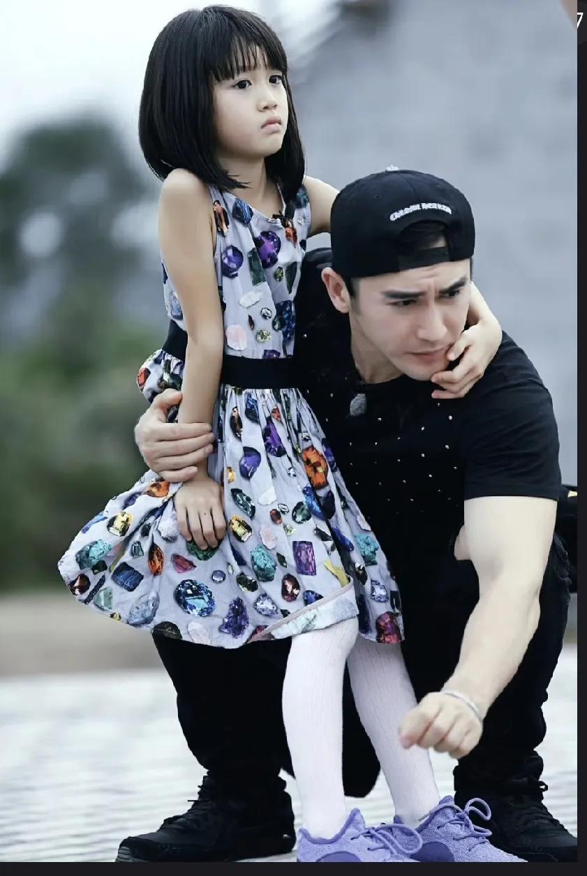 张伦硕也是负责任的继父了吧。
作为传统的山东男人，为了爱，当钟丽缇三个女儿的继父