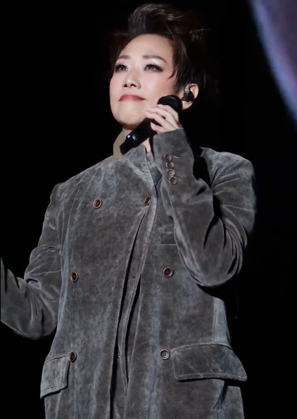 林忆莲哭了 西安场简直成了泪的海洋！林忆莲越靠近演出收尾，越舍不得和大家分开，感