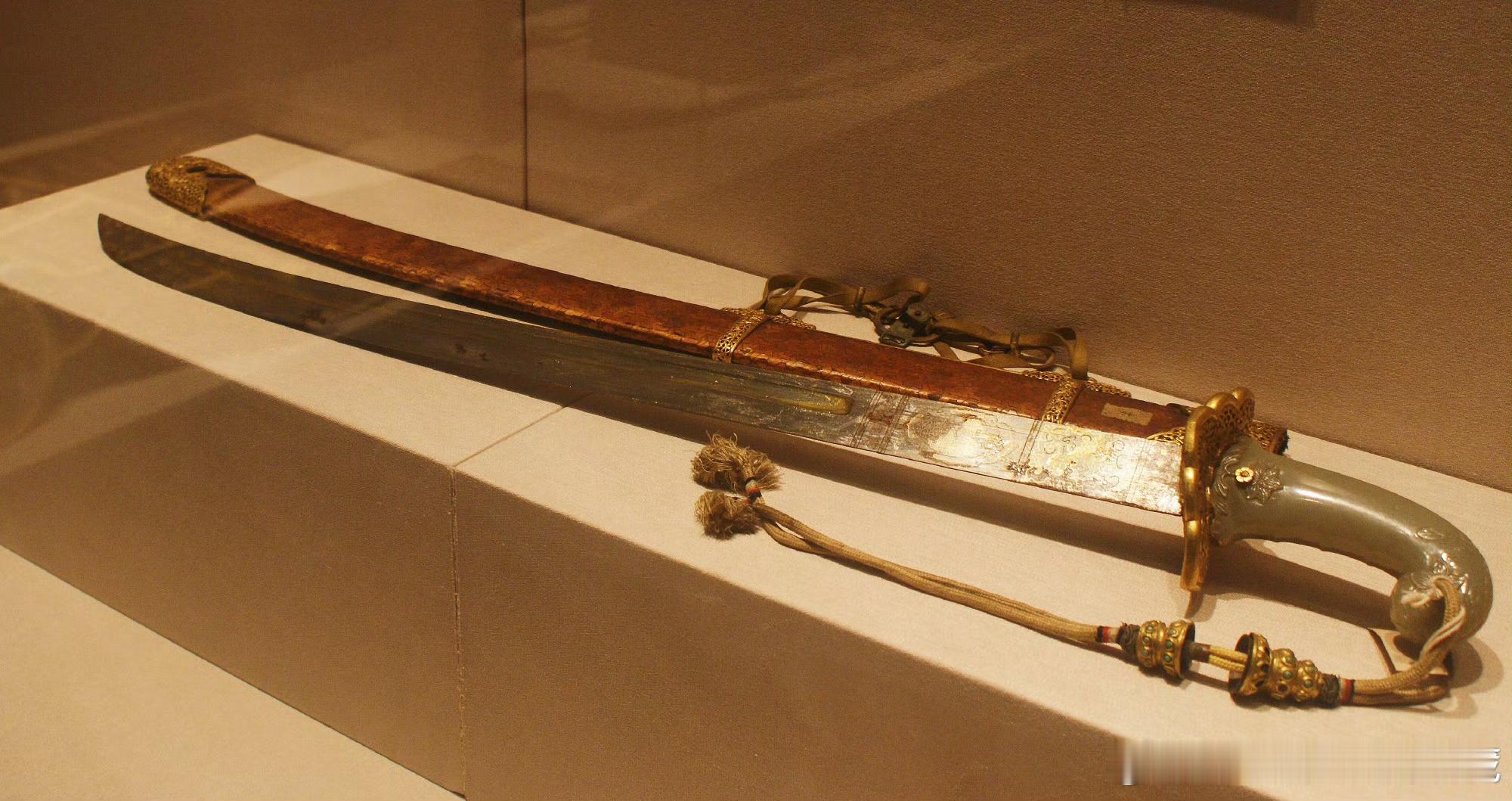 乾隆大帝“天.地.人”之.息兵       这类刀条出鞘的完整照片较少。    