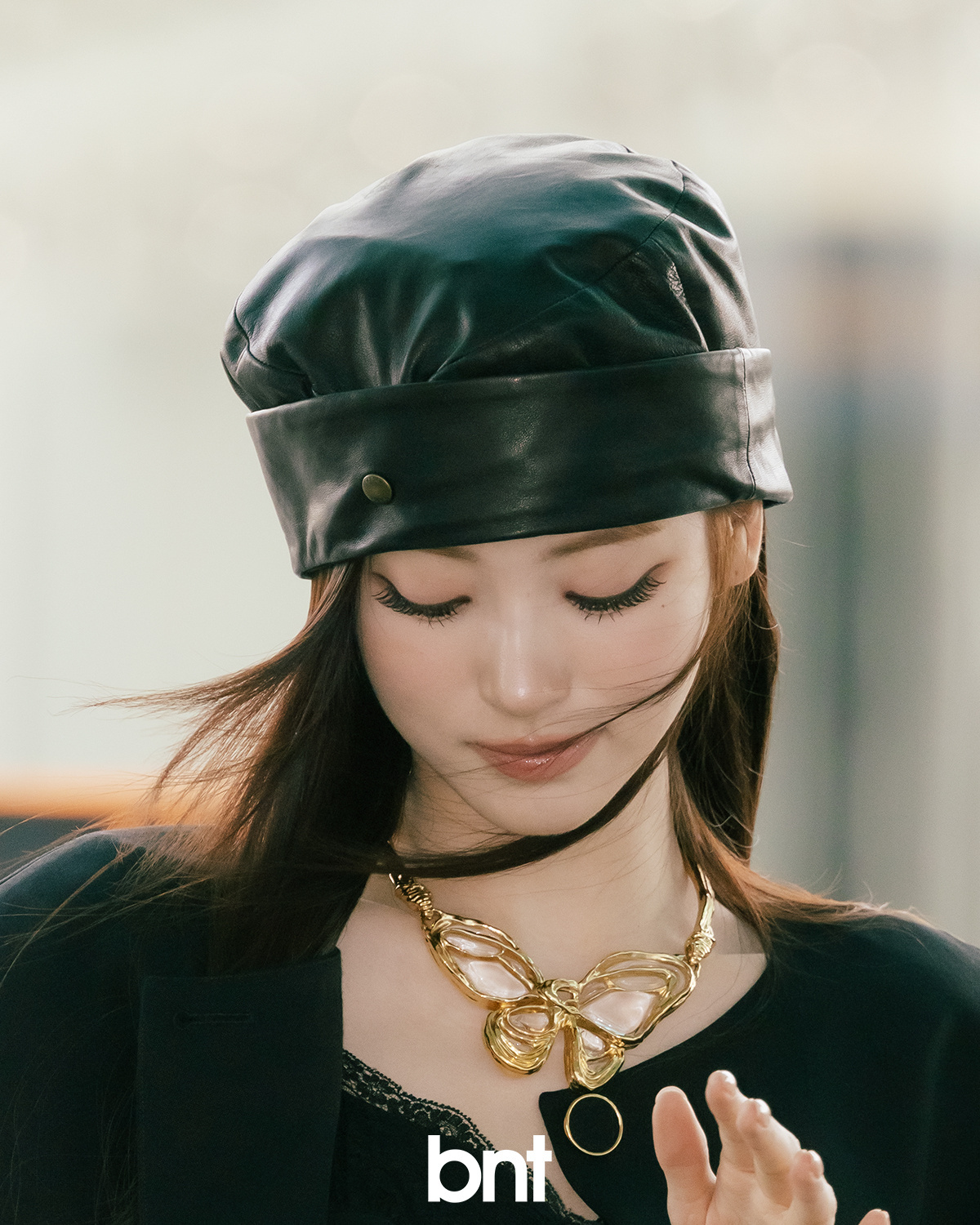 这是我心目中的美人线发现你们漂亮女人垂眸的弧度是真美…. ​​​