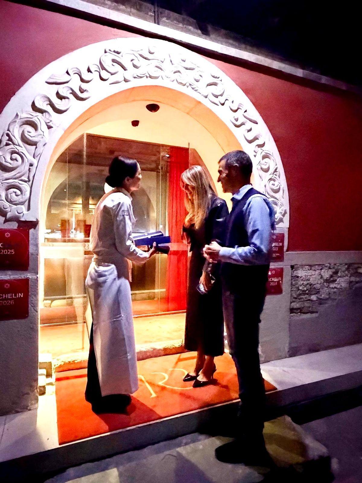 在北京街头偶遇西班牙首相夫妇，竟有种见“老友”的亲近。
桑切斯1米9的身高往那一