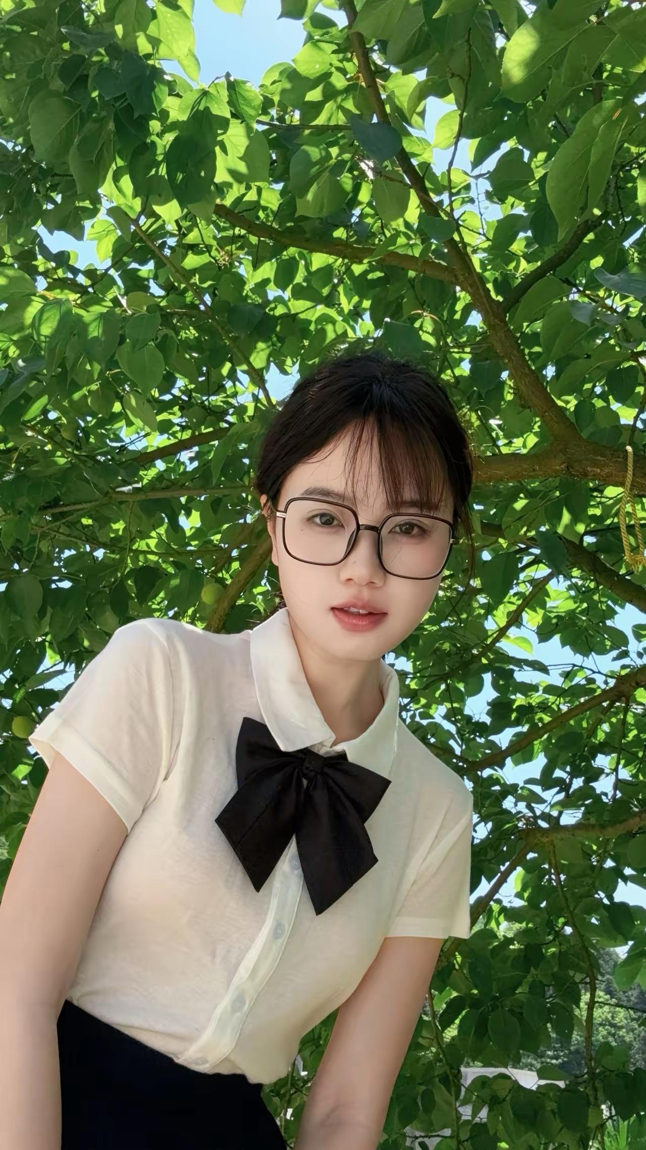 夏日清新穿搭，白色衬衫+黑色蝴蝶结，绿叶背景下的甜美少女