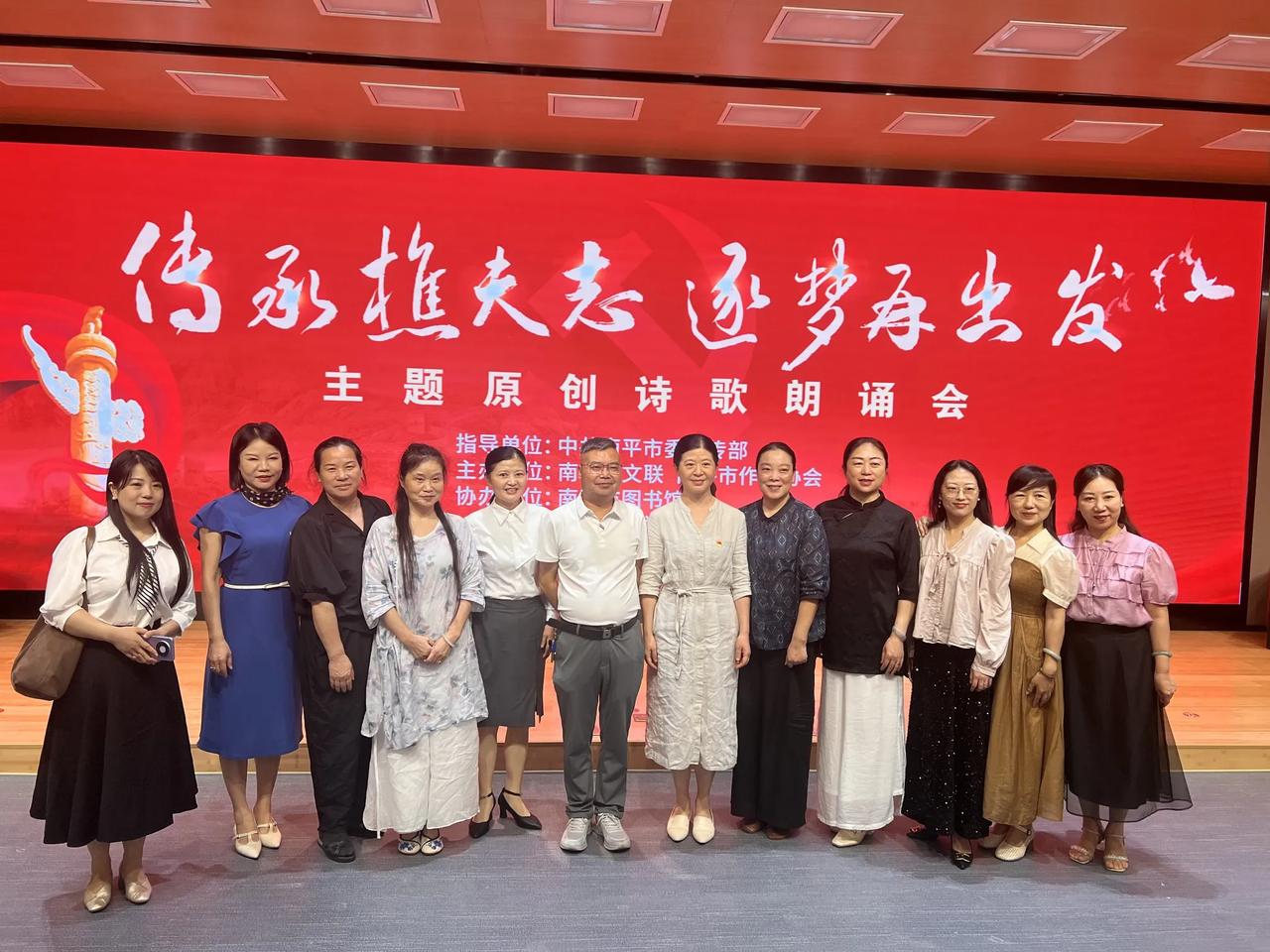 七一赋
 李家宁(福建)
岁次乙巳，序属季夏。赤帜辉耀，九州同庆华诞；宏图铺展，