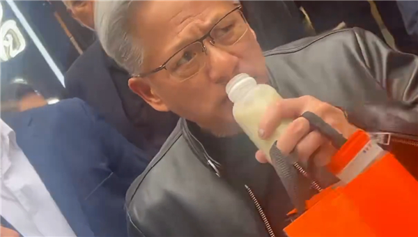 【黄仁勋现身南锣鼓巷：狂炫老北京炸酱面 喝豆汁露出痛苦面具】日前，英伟达CEO黄