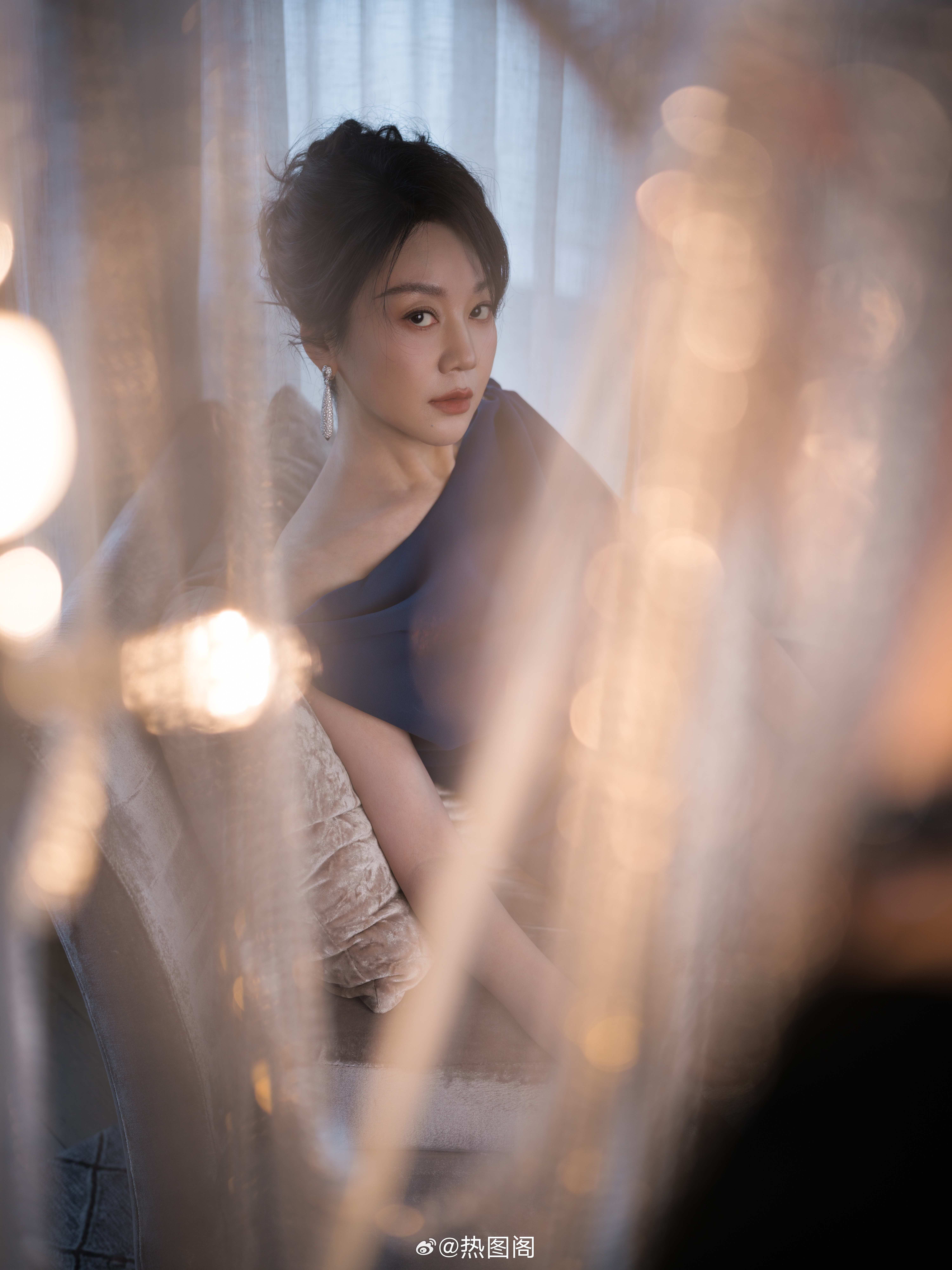 闫妮 雾蓝垂落肩头，是慵懒的撩人；黑丝蕾丝覆身，是致命的诱惑，一颦一笑间，将成熟