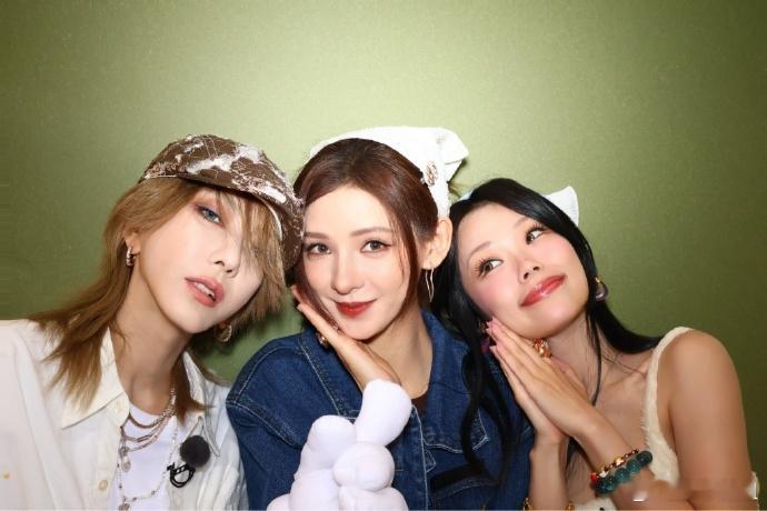 张予曦刘忻万妮达大头贴 张予曦晒了与刘忻、万妮达拍的大头贴，满满九宫格，看得出美