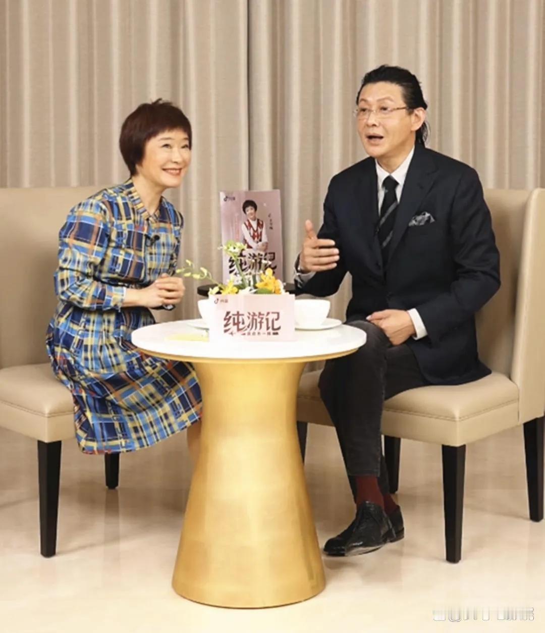 他曾经是主持人王雪纯的老搭档，
身高181cm的他在上世纪90年代曾经是著名主持