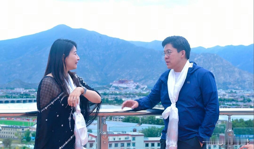 郭晶晶和老公霍启刚到新疆旅行，夫妻俩穿上了当地的传统服饰，看起来非常恩爱甜蜜，他