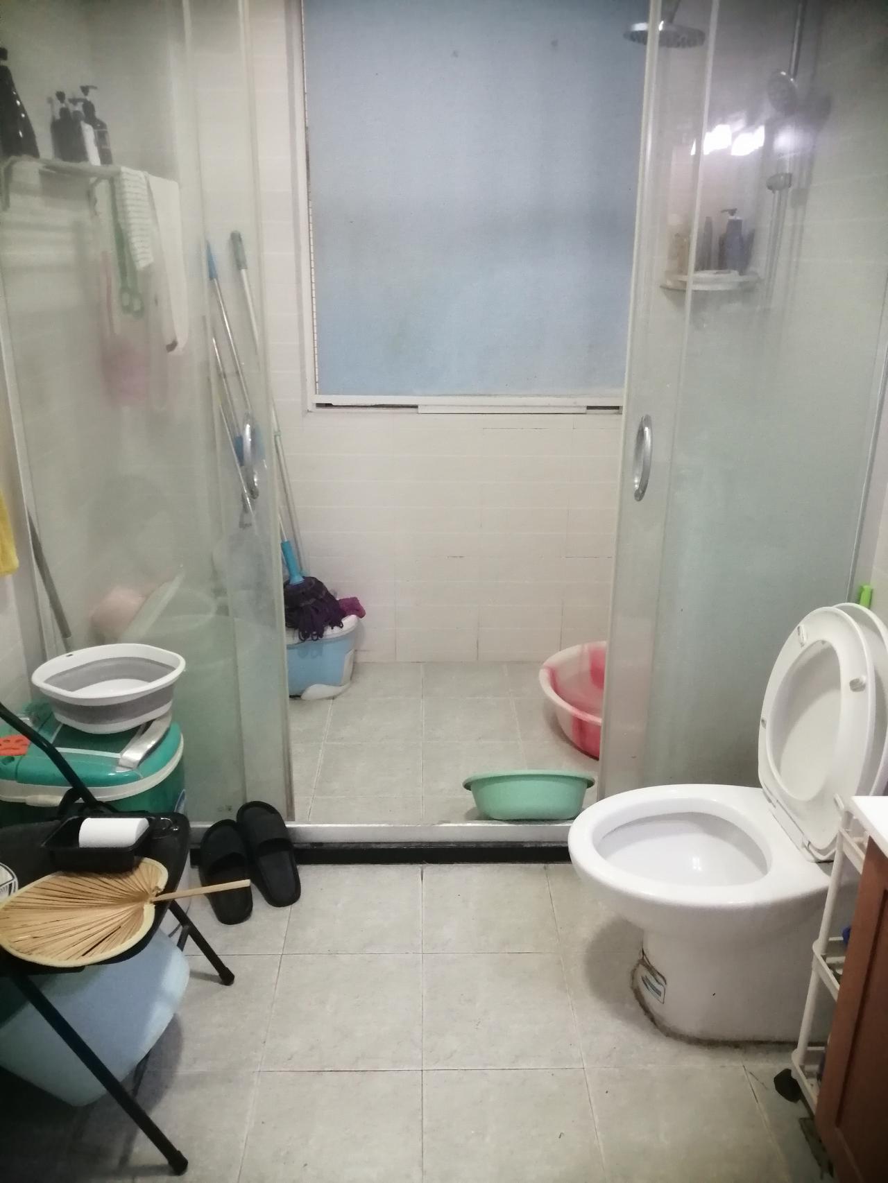 在一对城市企退空巢老人的卫生间看到的动人场景。
曾在手机上看到一篇网文，说有的人
