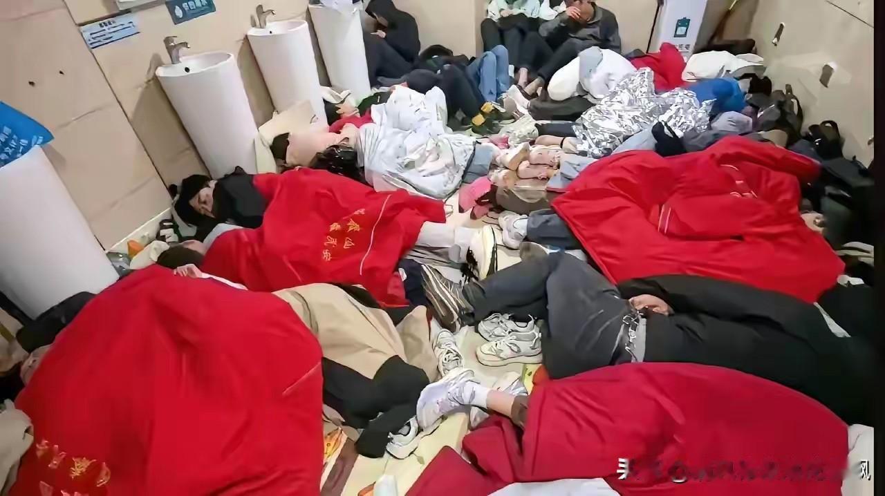 三万人夜爬泰山，等来的不是日出，是暴雨和零度气温。

厕所挤满了人，洗手台坐着、