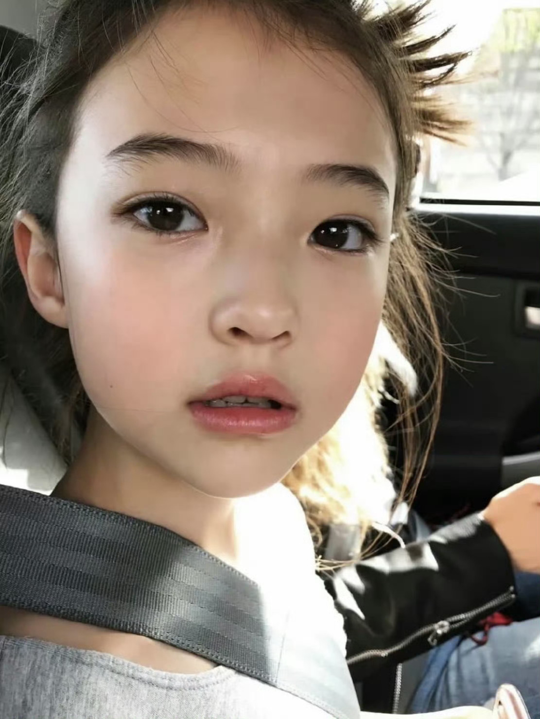 【EllaGross】小说里小小年纪就让一众配角感叹长大必定倾国倾城的美人胚子女