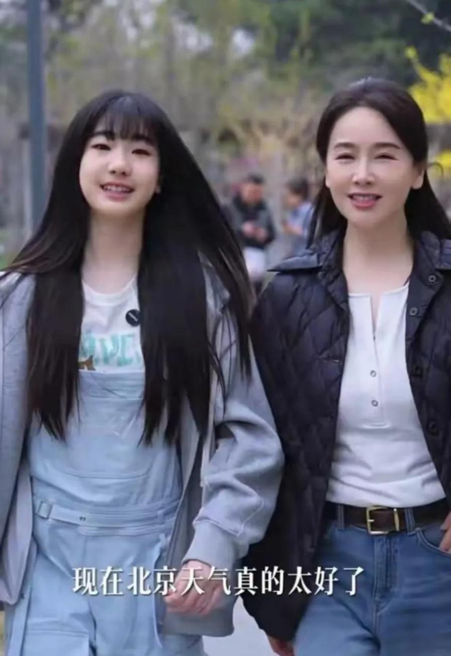 虽然漂亮，但比妈妈还差点[捂脸]

母女两个人皮肤都好好啊