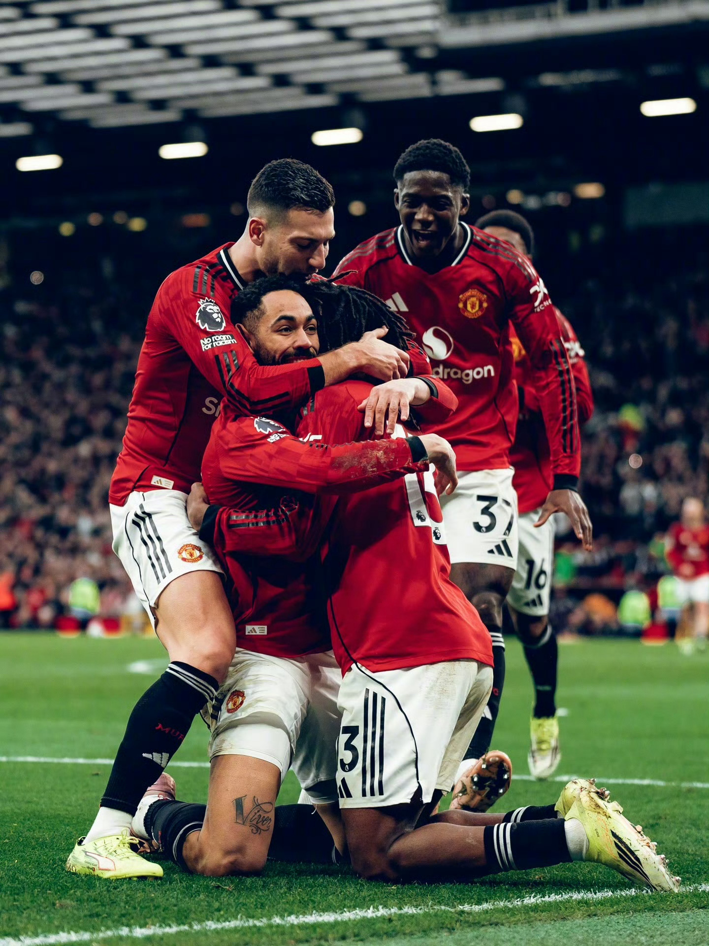 三年来首次在老特拉福德赢曼市德比暂时先升至第四！短暂的高兴一下曼联2比0曼城