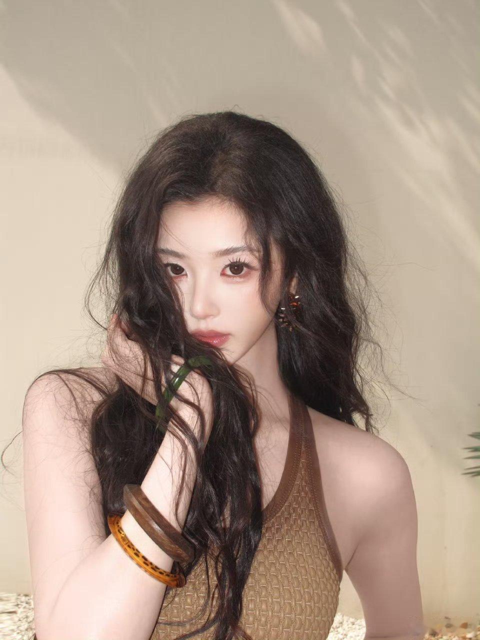 孔雪儿演员身份被放大深耕剧组、奔赴剧宣，孔雪儿在这个春天全力沉淀演员身份。《逐玉