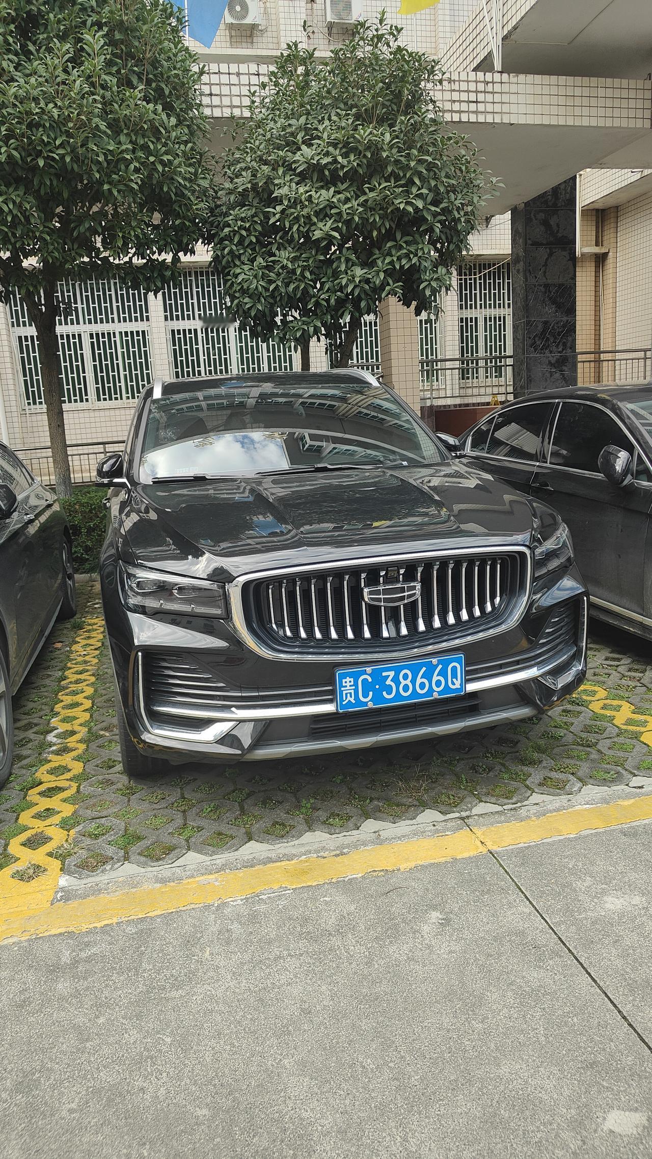 吉利的车标和凯迪拉克有几分相似
不同的是形状和颜色不一样