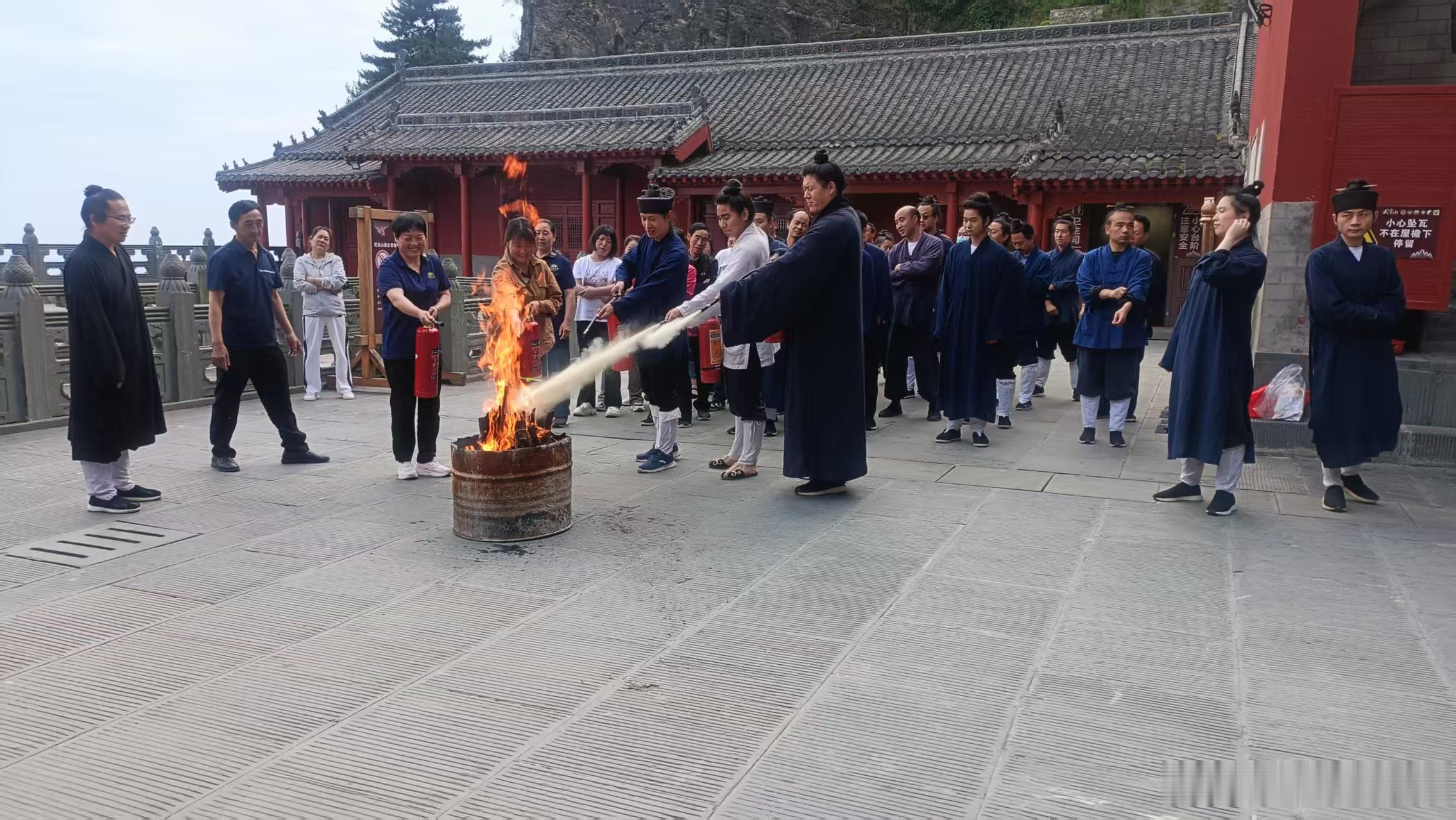 太和宫开展消防演练 筑牢高山文物安全防线2026年6月16日，武当山太和宫管委会