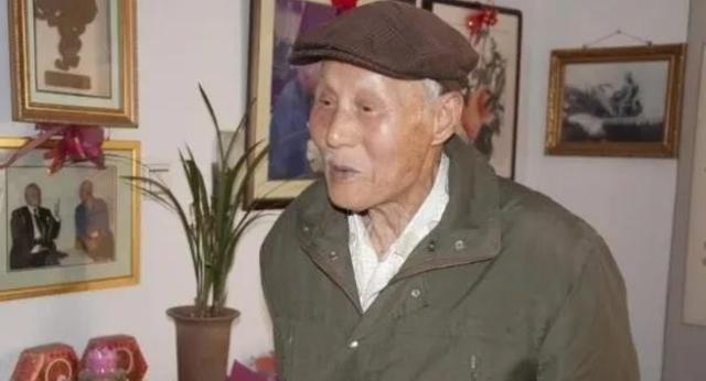 1983年，63岁老人正给领导倒水，领导低头一看，这老人竟穿着空军专用的拉练裤，