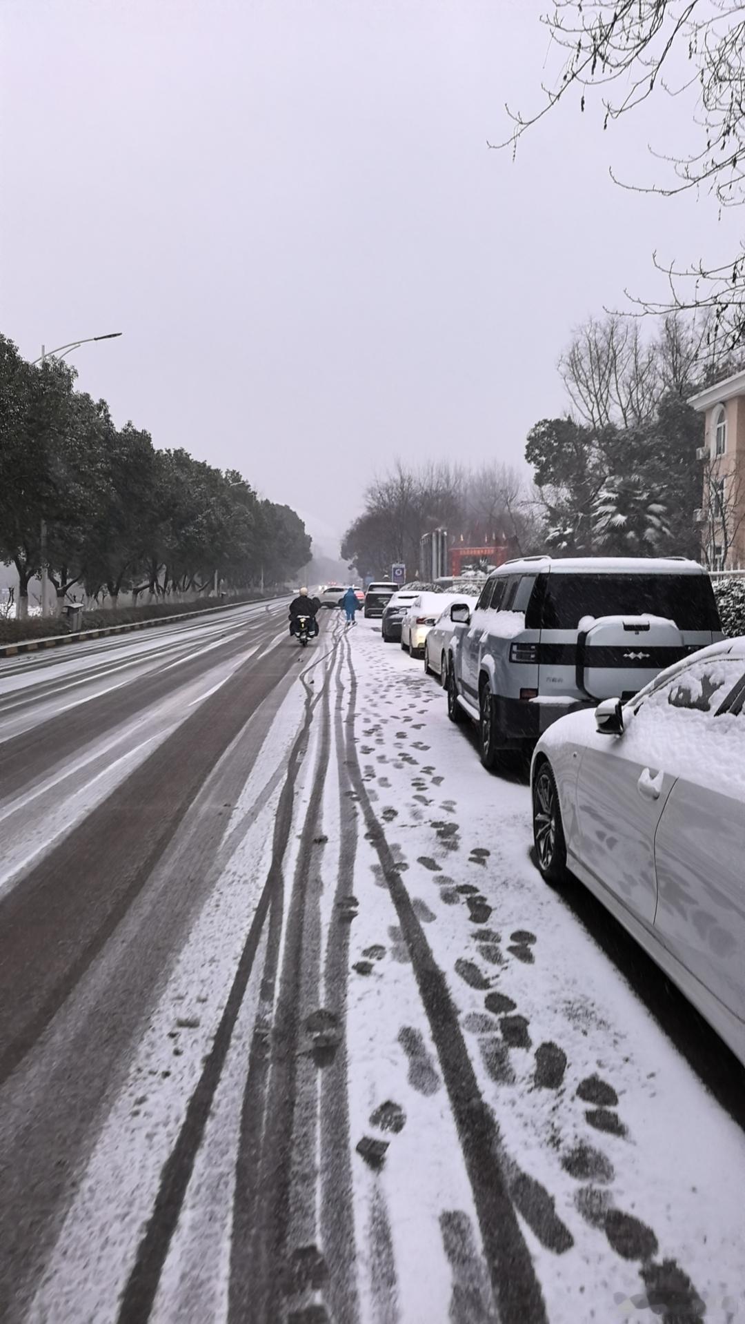 钛7两驱版提了刚好2个月，就遇上我们这里难得一见的降雪，原本还担心我这两驱车在冰