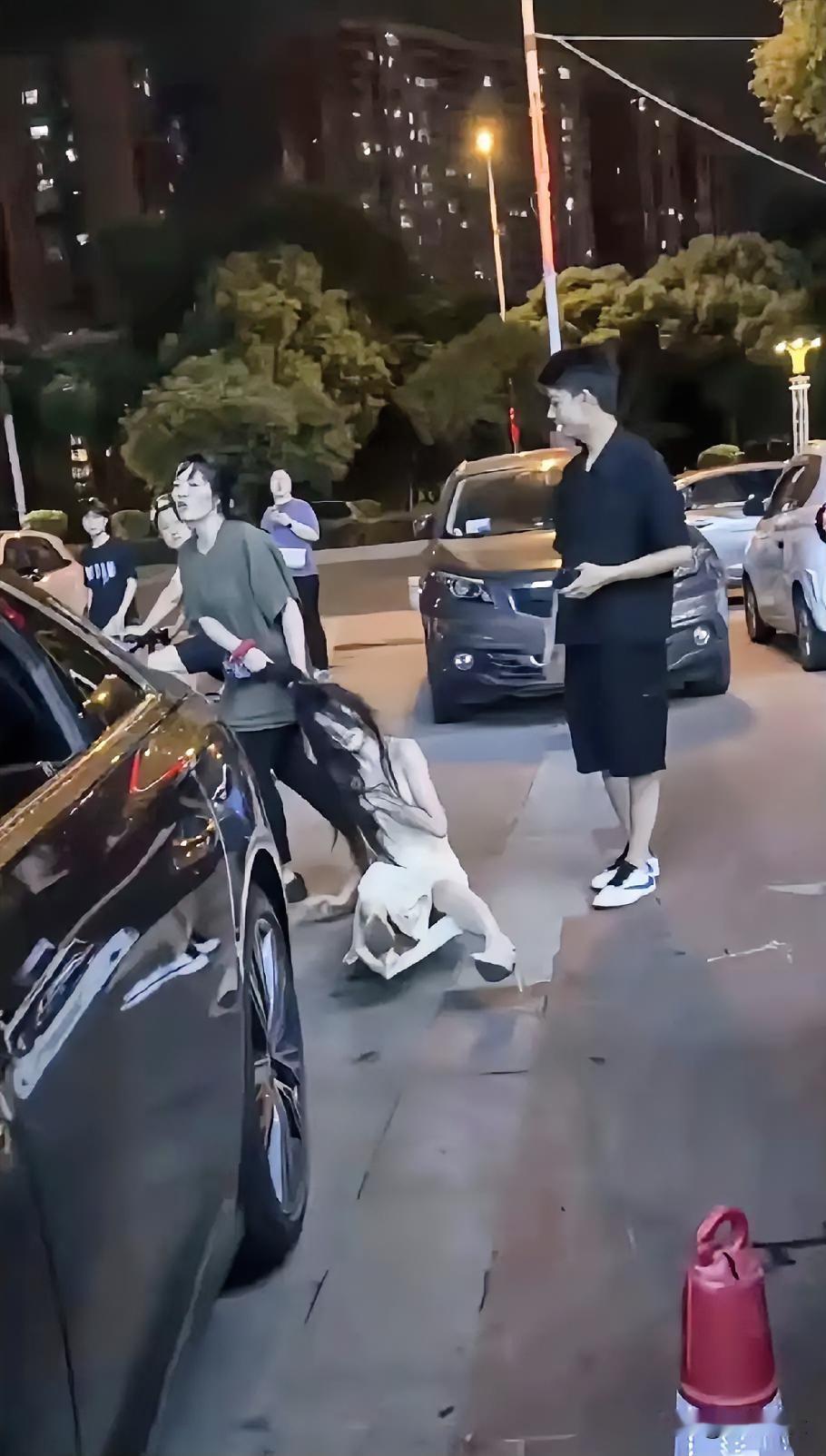 白裙子被撕烂那一刻，商场炸了。
有人喊别打了，更多人举着手机拍。唯独原配一声不吭