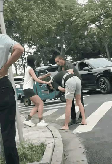 这年轻人的体质太差了，
一碰就倒。
或许是年轻人生活习惯原因，熬夜作息不规律
还