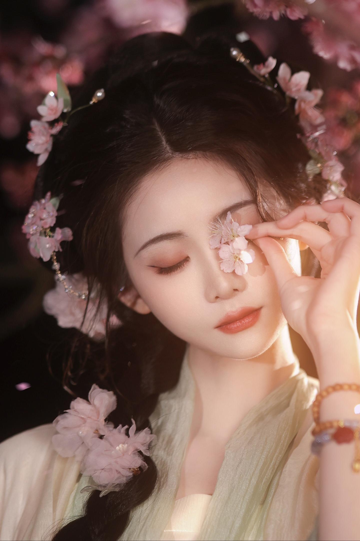 提一盏琉璃宫灯，簪一朵长安旧梦。