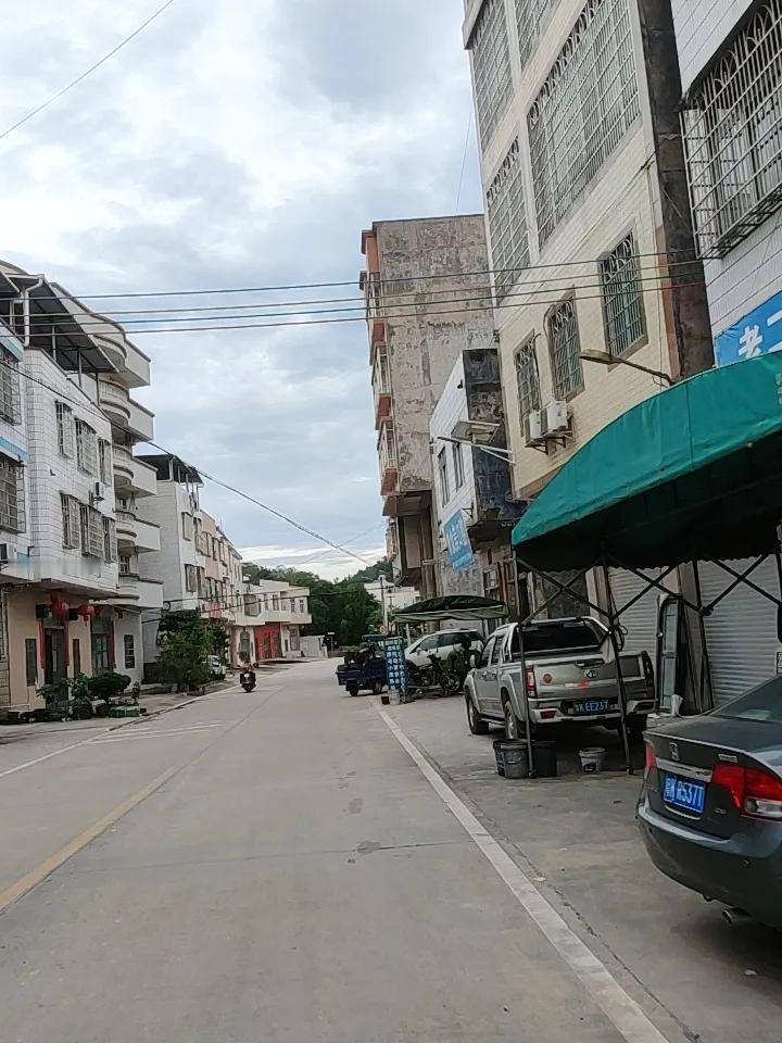 我觉得很难做到每天都开心快乐。生活里总有各种糟心事冒出来。就像之前我赶项目，连续