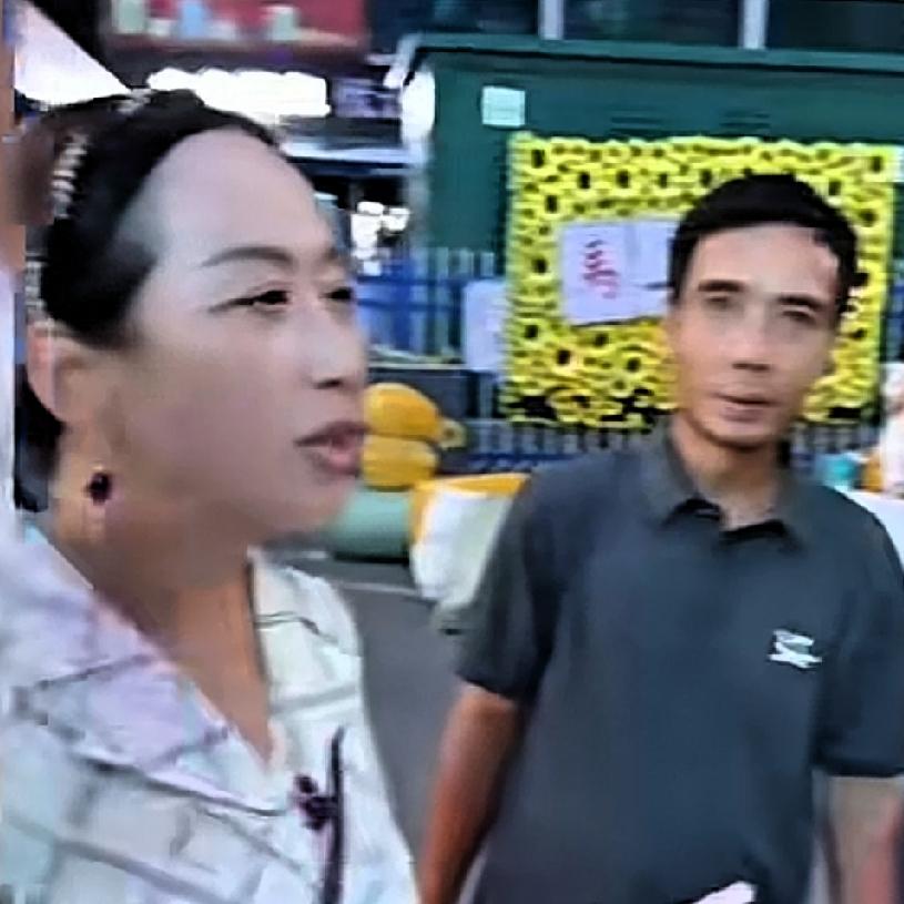 小松和秋秋带着小叔和六叔，从山东济南来到了新疆。大家期盼已久的六叔和霞姐终于见面