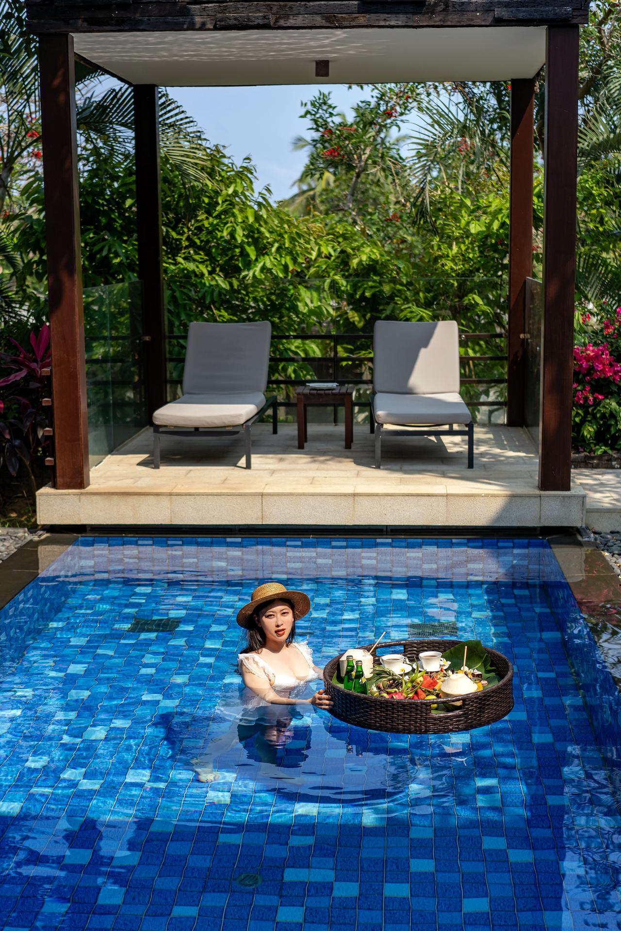 都说女人喜欢的度假就是“卷松弛”。
假装很松弛，但一“卷”起来其实就是拍照拍不停