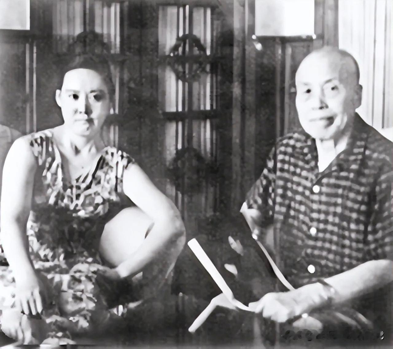 这才是真爱！27岁的胡友松嫁给了76岁的李宗仁，两人相差49岁，好景不长，结婚不