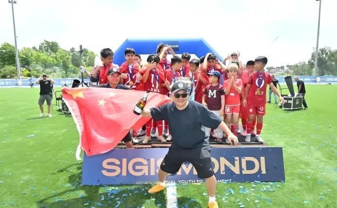 七战全胜！12岁中国少年横扫欧洲豪门，拿下“小世界杯”冠军
 
2026年6月2