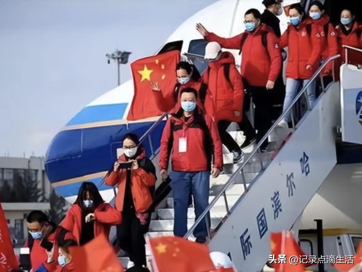 被绿蛙们笑死了！嘴上喊着大陆帮忙撤离有风险，身体却很诚实，没有台胞证还想登上回程