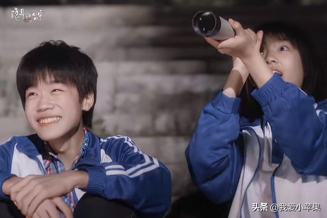 真没想到小范闲也到了谈恋爱的年纪了。在新上映的电视剧《隐身的名字》里韩昊霖扮演何