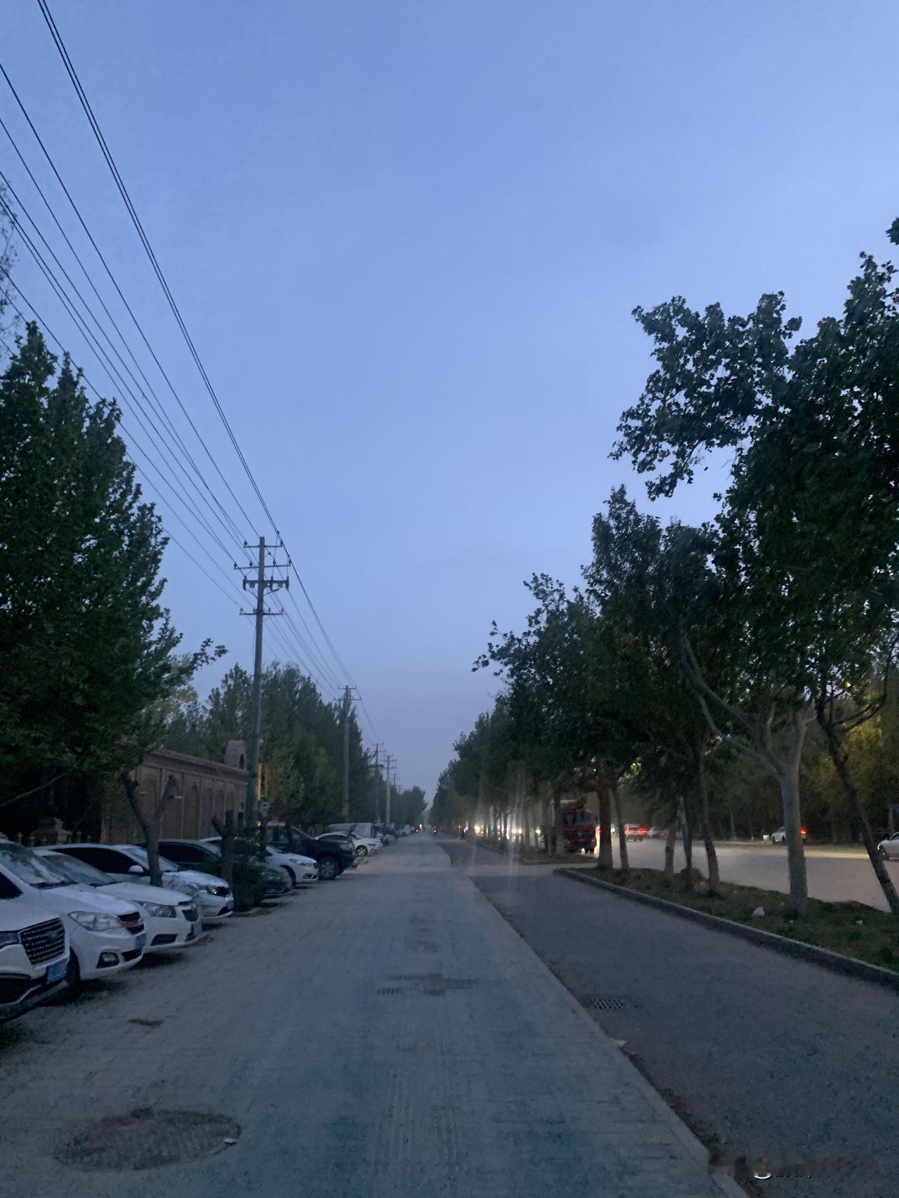 夜跑打卡，今天妥妥的5公里，每天晚上保持优良的锻炼习惯，夜跑，跑出健康，跑出人生