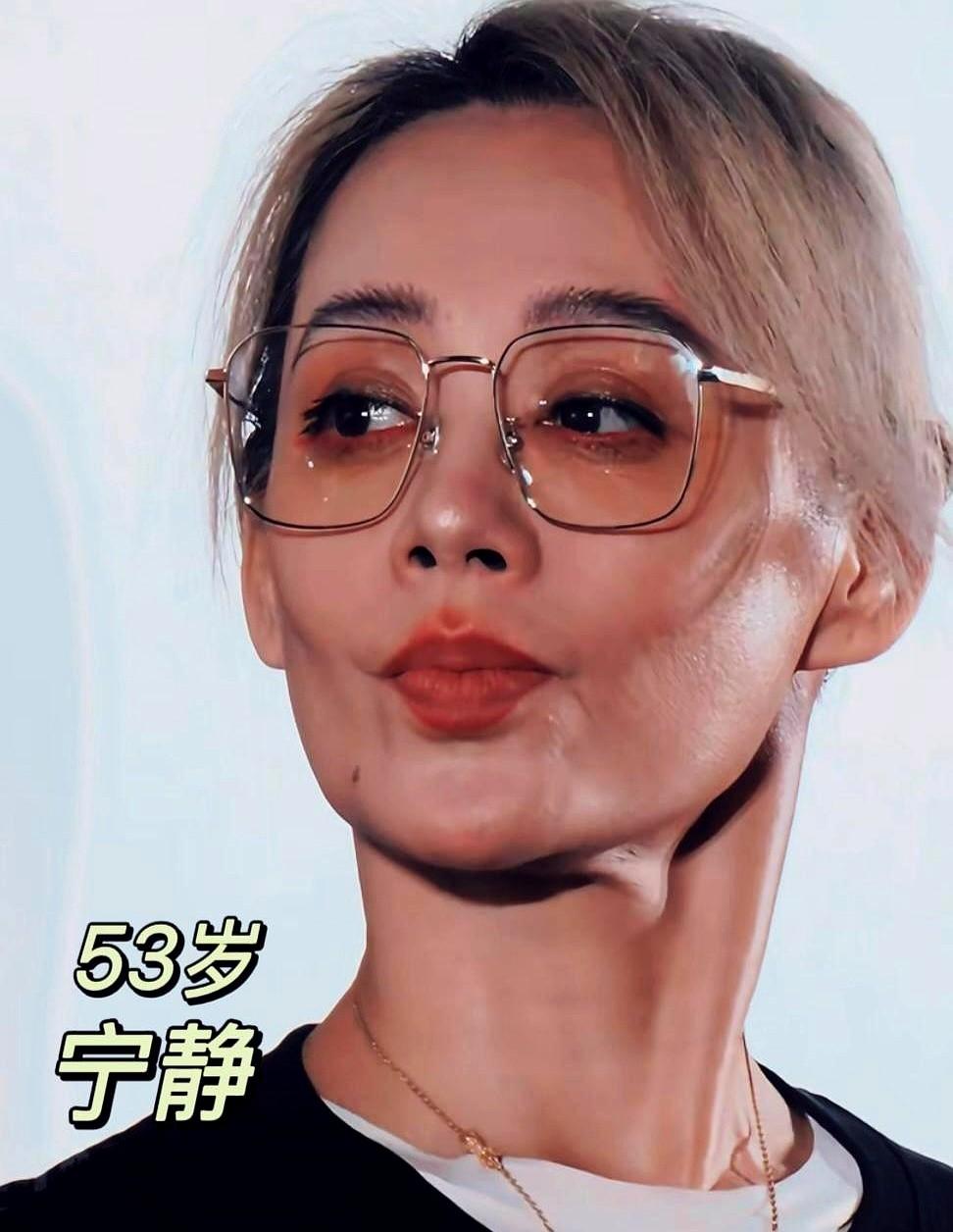 54岁的宁静，硬拉80公斤！

宁静最近出席电影《蜂蜜的针》首映，因为脸颊嘬腮，