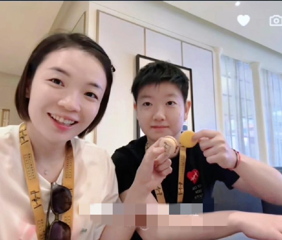 跨界的神仙友谊太美好啦✨
乒乓球的孙颖莎遇上羽毛球的陈清晨，两位小小年纪就斩获无