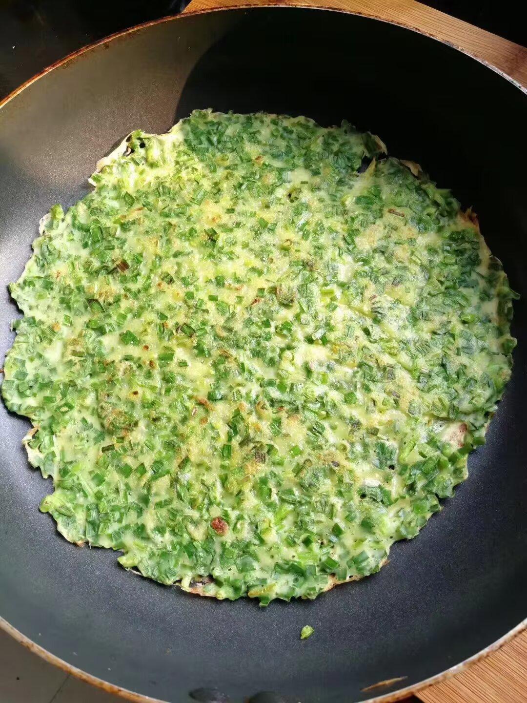 炎炎夏日，最离不开一盘自制腌黄瓜。吸饱酱汁的瓜条脆嫩入味，咸中带鲜，不管配白粥还