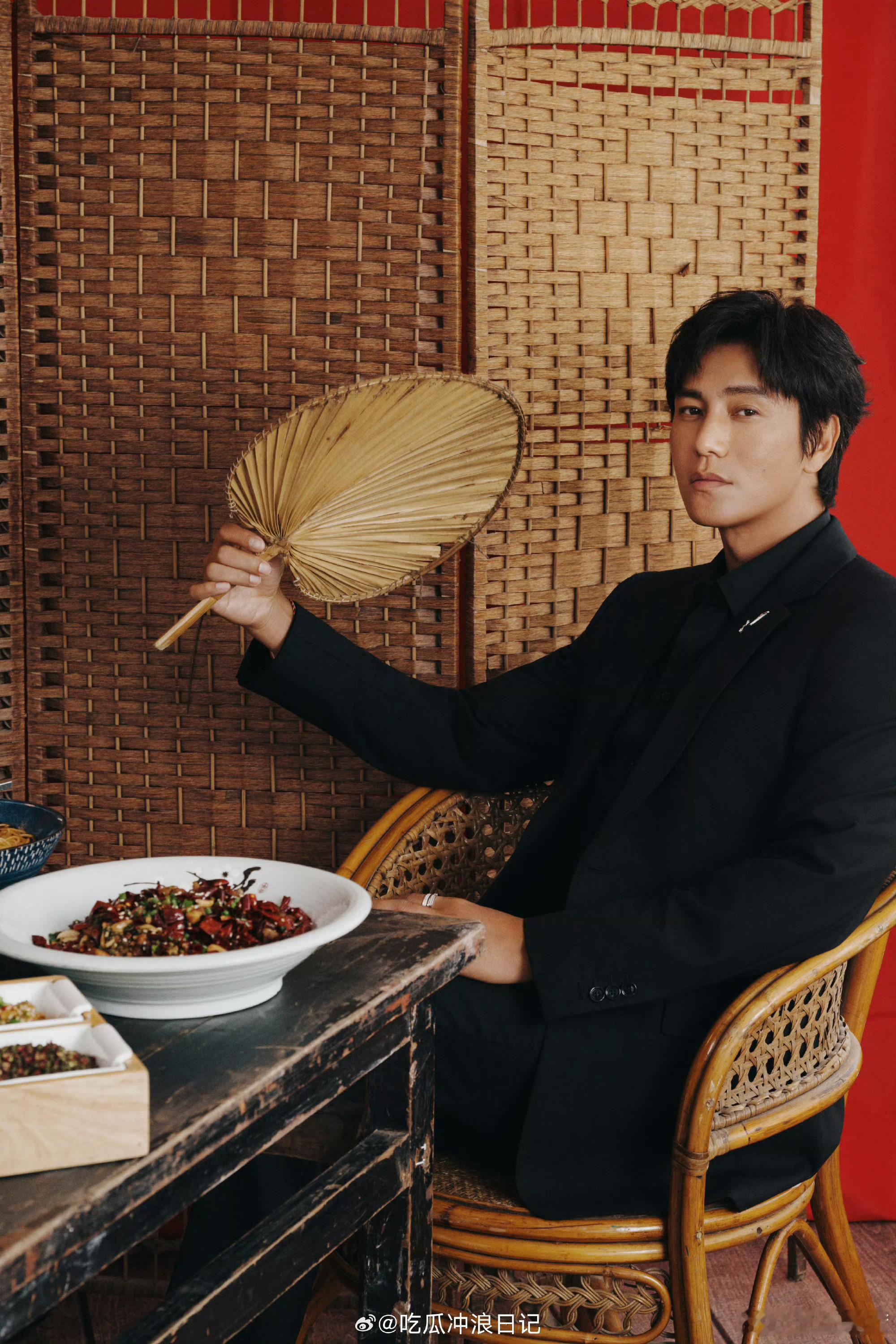 陈坤重庆基因觉醒了 身处家乡重庆，陈坤尽显山城本色，直率洒脱的性格展露无疑，游走
