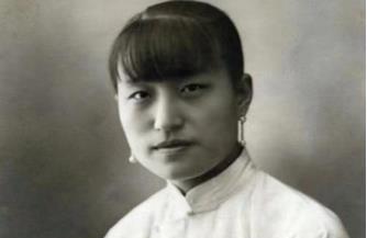 1921年，蒋介石为娶陈洁如，以刀相逼：“我今生只会爱你一个”，谁知短短6年后，