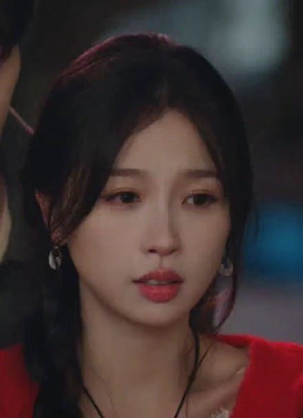 姜暮回到南京后第一时间到咖啡店找靳朝，靳朝却在外地忙碌，姜暮跟店员打探着靳朝的个