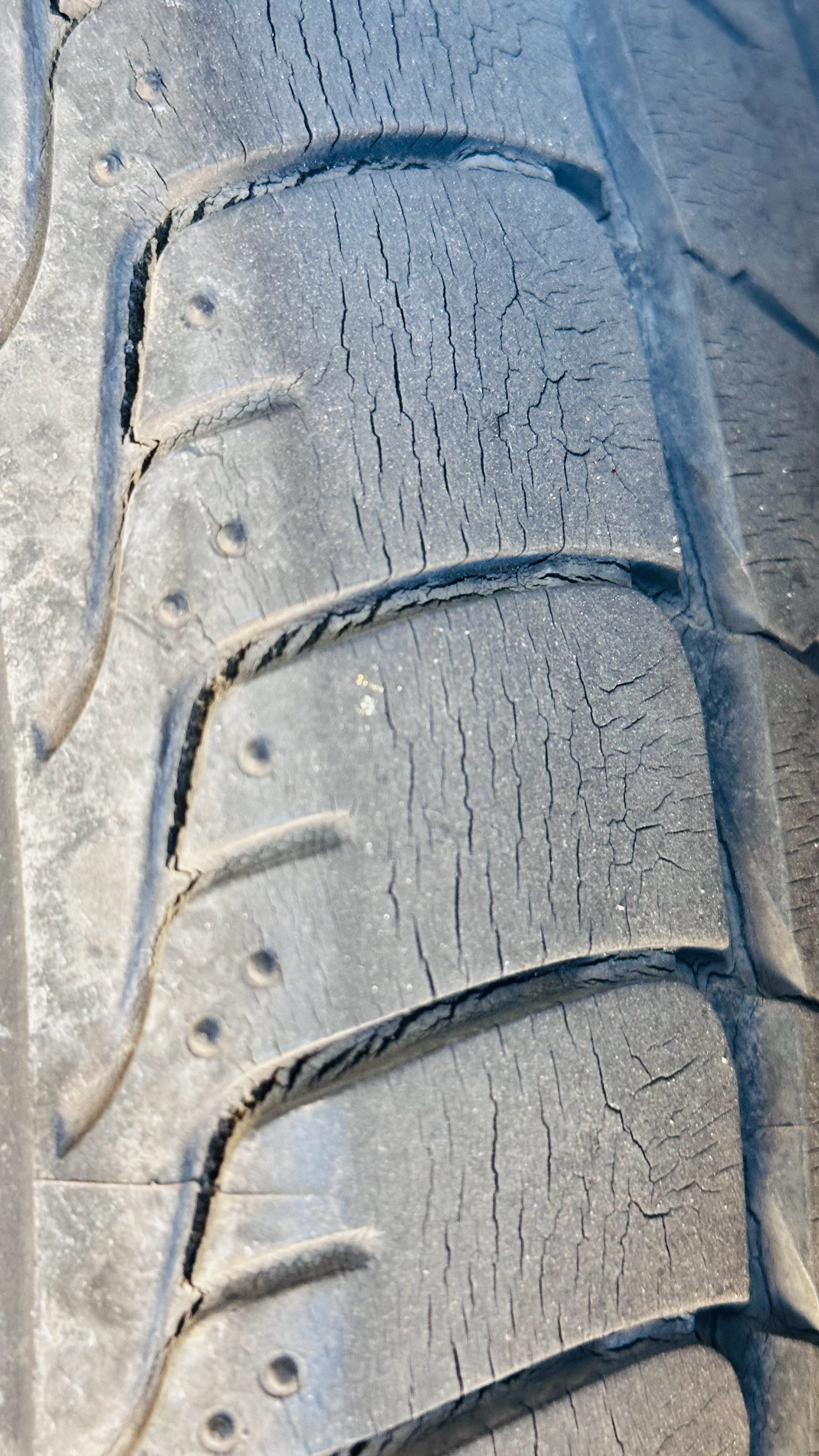 我就是没有纸笔不然我好歹要给他留个字条这轮胎再不换，爆胎分分钟。别不正经说车ib