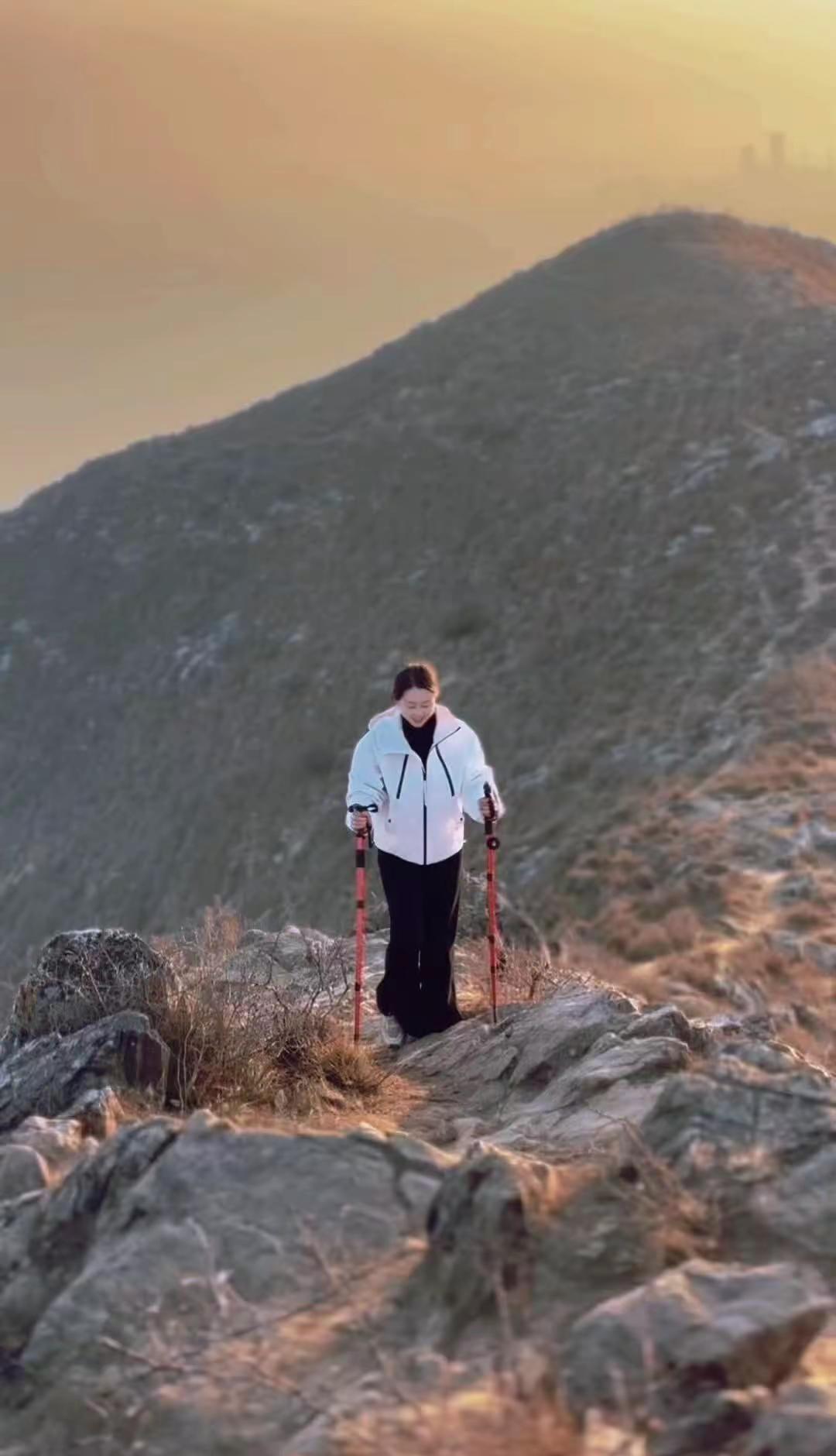 ⛰️咸阳北仲山         最高海拔1599米，山脊连绵起伏，《陕西通志》：