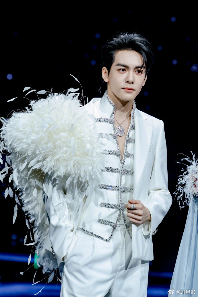 曾舜晞微博之夜红毯生图状态  又帅又非常的有高贵的气质了，真的是觉得曾舜晞微博之