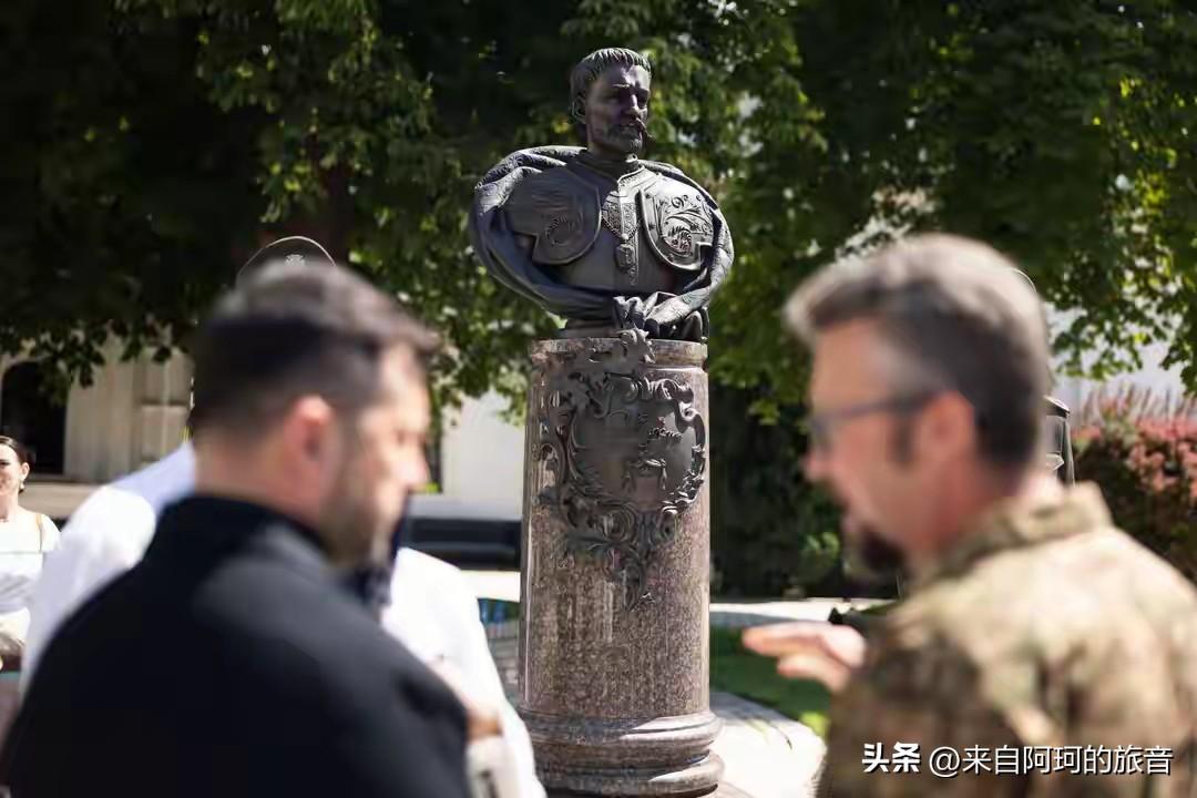 基辅舍甫琴科大道上那个空了十二年的水泥底座，终于等到新主人了。泽连斯基在宪法日那