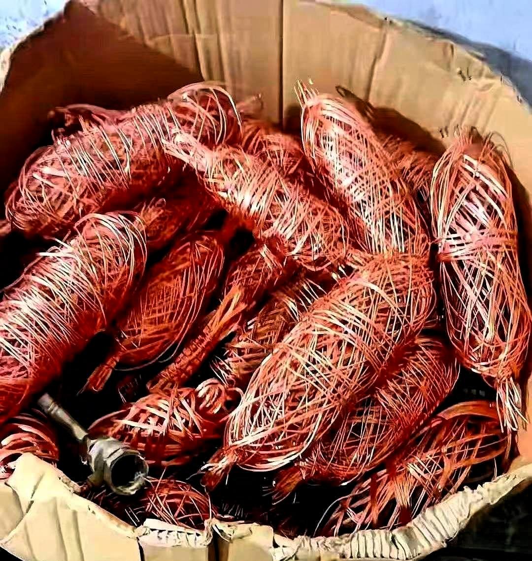 我爸攒了四年的废铜，两三百斤，昨天拿去卖，人家一口价直接把老爷子干沉默了。
 