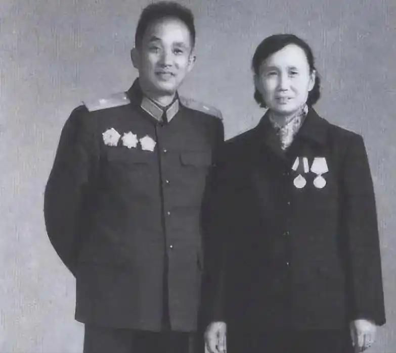1947年，一名解放军师长，大腿根部受伤住院，这时，一19岁女护士来到他的病房，
