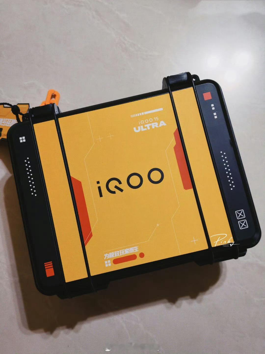 收到iQOO 15 Ultra发布会邀请函，简单且实用，很喜欢那个带磁吸的多合一